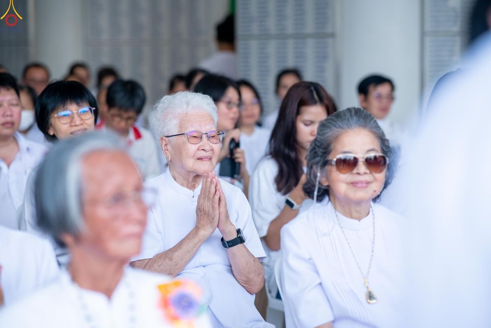 ภาพ No.330254:วันที่ 30 พฤษภาคม พ.ศ.2569 พิธีตัดปอยผมและปลงผม อุบาสกอุปสมบทอุทิศชีวิต 11 ท่าน ณ โบสถ์พระไตรปิฎก วัดพระธรรมกาย จังหวัดปทุมธานี