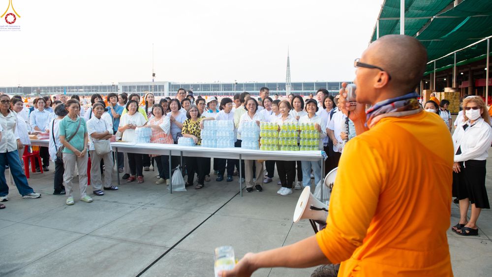 ภาพ No.322663:วันที่ 17 เมษายน พ.ศ.2569 การเรียงกล่องไทยธรรม เรียงน้ำดื่ม เรียงร่ม ณ ลานธรรมพระมหาธรรมกายเจดีย์ เพื่องานถวายมหาสังฆทาน 40,000 กว่าวัดทั่วประเทศ วันคุ้มครองโลก 22 เมษายน พ.ศ.2569 วัดพระธรรมกาย