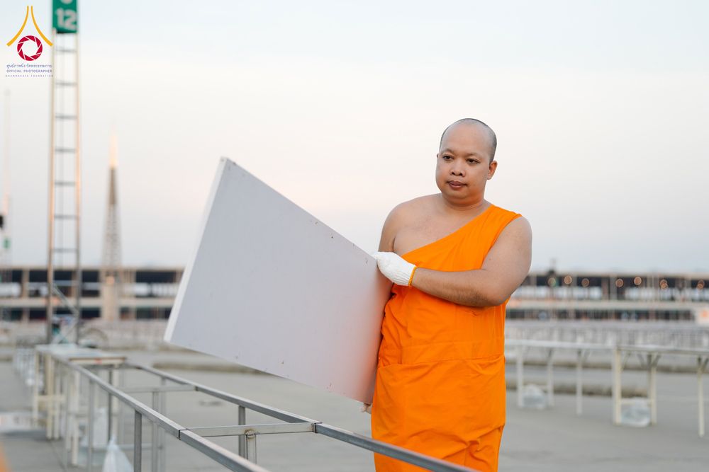 ภาพ No.326394:วันที่ 26 -27 เมษาบน พ.ศ.2569 การเก็บงานแผ่นหน้าโต๊ะที่ลานธรรม งานถวายมหาสังฆทาน 40,000 กว่าวัดทั่วประเทศ ณ ลานธรรม วัดพระธรรมกาย