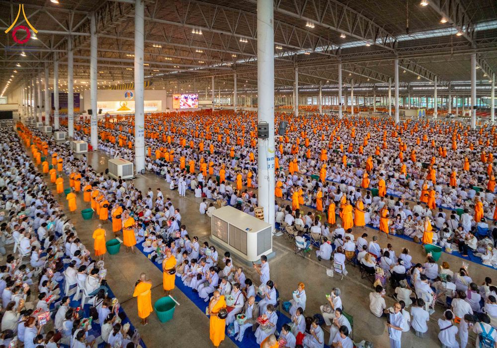 ภาพ No.308472:วันที่ 1 กุมภาพันธ์ พ.ศ. 2569 พิธีตักบาตรข้าวสารอาหารแห้ง ณ บ้านแก้วเรือนทองคุณยาย สภาธรรมกายสากล วัดพระธรรมกาย