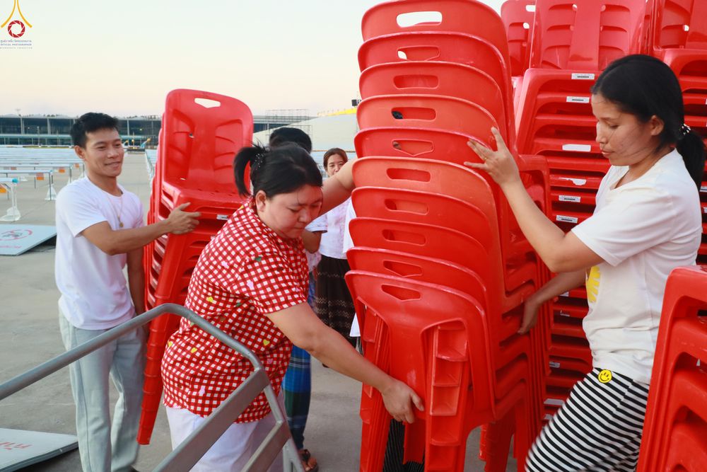 ภาพ No.322030:วันที่ 12 -13 เมษายน พ.ศ.2569 การเตรียมกล่องไทยธรรม + การขนย้ายเก้าอี้ เพื่องานถวายมหาสังฆทาน 40,000 กว่าวัดทั่วประเทศ วันคุ้มครองโลก 22 เมษายน พ.ศ.2569 วัดพระธรรมกาย