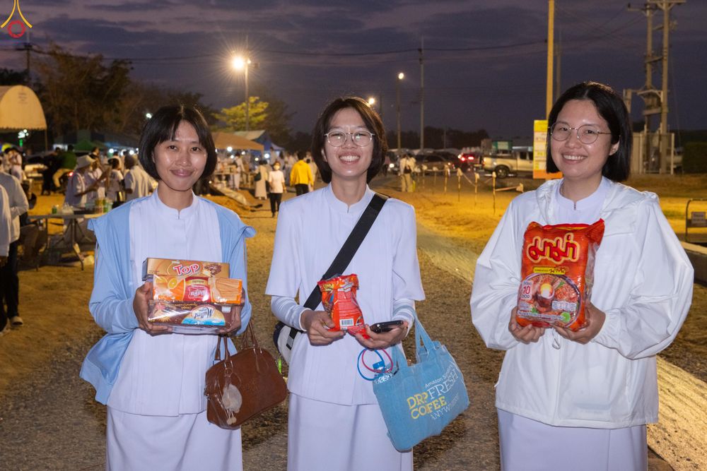 ภาพ No.302399:วันที่ 24 มกราคม พ.ศ. 2569 พิธีตักบาตรพระธรรมยาตรา ณ อนุสรณ์สถานลำดับที่ 5 สถานที่เผยแผ่วิชชาธรรมกายครั้งแรก อนุสรณ์สถานบางปลา วัดบางปลา อำเภอบางเลน จังหวัดนครปฐม ในโครงการธรรมยาตรา กตัญญูบูชา มหาปูชนียาจารย์ พระมงคลเทพมุนี(สด จนฺทสโร) พระผู้ปราบมาร อนุส