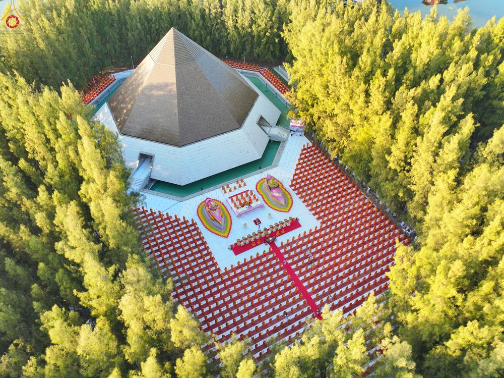 ภาพ No.289101:วันที่ 6 มกราคม พ.ศ. 2569 พิธีจุดประทีปถวายเป็นพุทธบูชา และบูชาธรรมมหาปูชนียาจารย์ ณ อนุสรณ์สถานมหาวิหารพระมงคลเทพมุนี (โลตัสแลนด์) อ.สองพี่น้อง จ.สุพรรณบุรี ในโครงการธรรมยาตรา กตัญญูบูชา มหาปูชนียาจารย์ พระมงคลเทพมุนี(สด จนฺทสโร) พระผู้ปราบมาร อนุสรณ์สถ