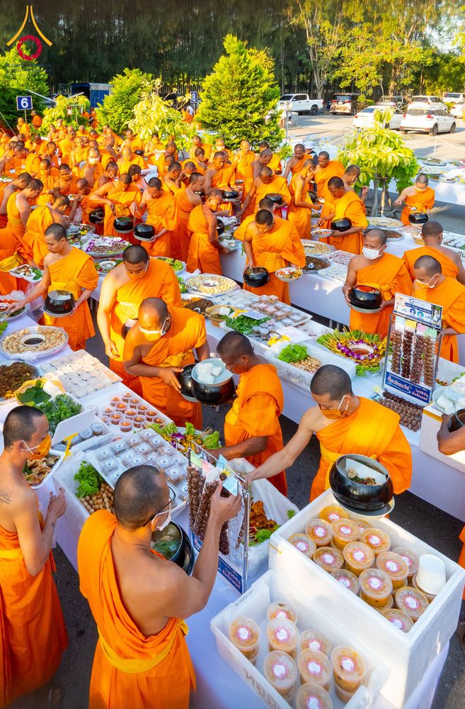 ภาพ No.293589:วันที่ 13 มกราคม พ.ศ. 2569 พิธีถวายภัตตาหารเป็นสังฆทาน แด่พระธรรมยาตรา ณ อนุสรณ์สถานมหาวิหารพระมงคลเทพมุนี (โลตัสแลนด์) อ.สองพี่น้อง จ.สุพรรณบุรี ในโครงการธรรมยาตรา กตัญญูบูชา มหาปูชนียาจารย์ พระมงคลเทพมุนี(สด จนฺทสโร) พระผู้ปราบมาร อนุสรณ์สถาน 7 แห่ง ปี