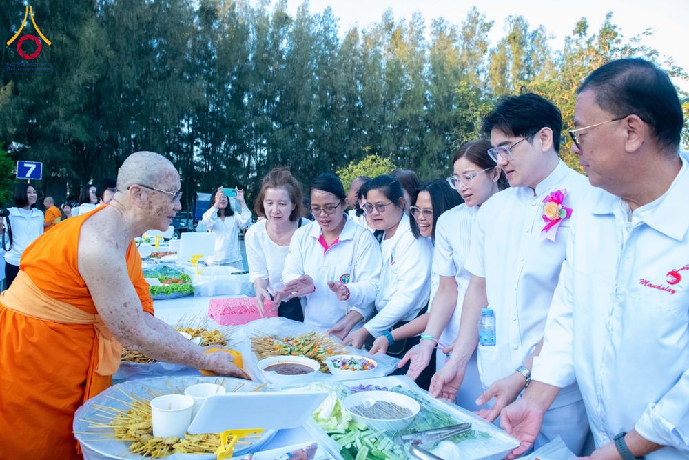 ภาพ No.288092:วันที่ 4 มกราคม พ.ศ. 2569 พิธีถวายภัตตาหารเป็นสังฆทาน แด่พระธรรมยาตรา ในโครงการธรรมยาตรา กตัญญูบูชา มหาปูชนียาจารย์ พระมงคลเทพมุนี(สด จนฺทสโร) พระผู้ปราบมาร อนุสรณ์สถาน 7 แห่ง ปีที่ 14 ณ อนุสรณ์สถานมหาวิหารพระมงคลเทพมุนี (โลตัสแลนด์) อ.สองพี่น้อง จ.สุพรร