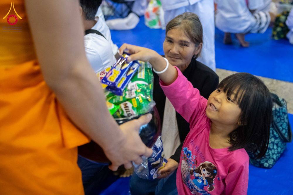 ภาพ No.308247:วันที่ 1  กุมภาพันธ์ พ.ศ. 2569 พิธีตักบาตรข้าวสารอาหารแห้ง ณ บ้านแก้วเรือนทองคุณยาย สภาธรรมกายสากล วัดพระธรรมกาย