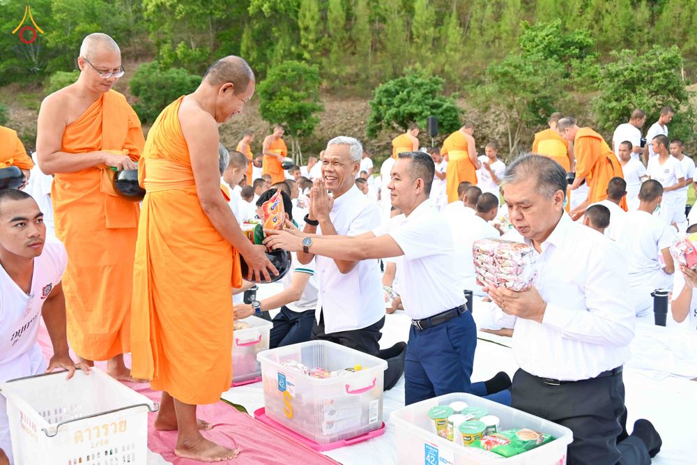ภาพ No.341027:วันที่ 26 กรกฎาคม พ.ศ. 2569 โครงการพัฒนาคุณธรรม จริยธรรม สำหรับนักเรียนนายสิบตำรวจ (นสต.) รุ่นที่ 17 ศูนย์ฝึกอบรมตำรวจภูธรภาค 1 ได้จัดกิจกรรม ตักบาตรเพื่อน้อมอุทิศถวายเพื่อเป็นพระราชกุศลฯ  และปฏิบัติธรรม ติวธรรมมะ ณ ศูนย์ปฏิบัติธรรมเวิล์ดพีช วัลเล่ย์ (Wo