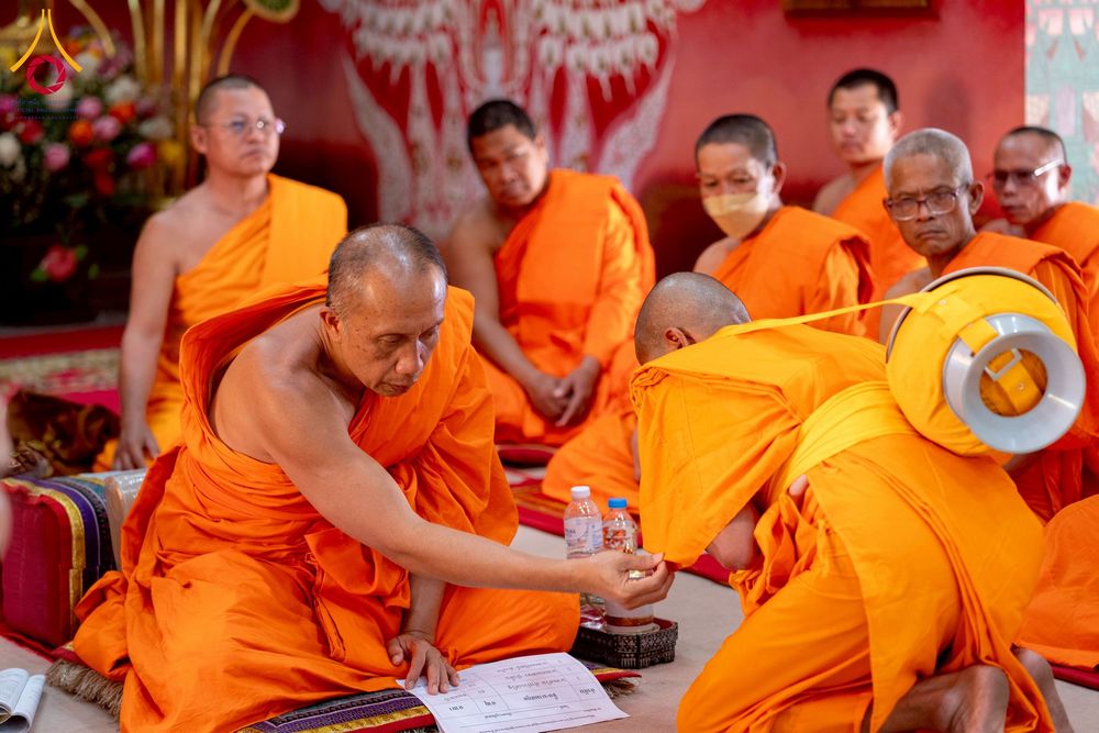 ภาพ No.275868:วันพุธที่ 3 ธันวาคม พ.ศ. 2568 พิธีบรรพชาอุปสมบท โครงการอุปสมบทบูชาธรรมมหาปูชนียาจารย์ ศูนย์อบรม : ศูนย์ส่งเสริมศีลธรรม จ.พะเยา ณ โบราณสถานพระธาตุจอมทอง และ โบสถ์กลางน้ำ วัดพระธาตุศรีโคมคำ อำเภอเมือง จังหวัดพะเยา