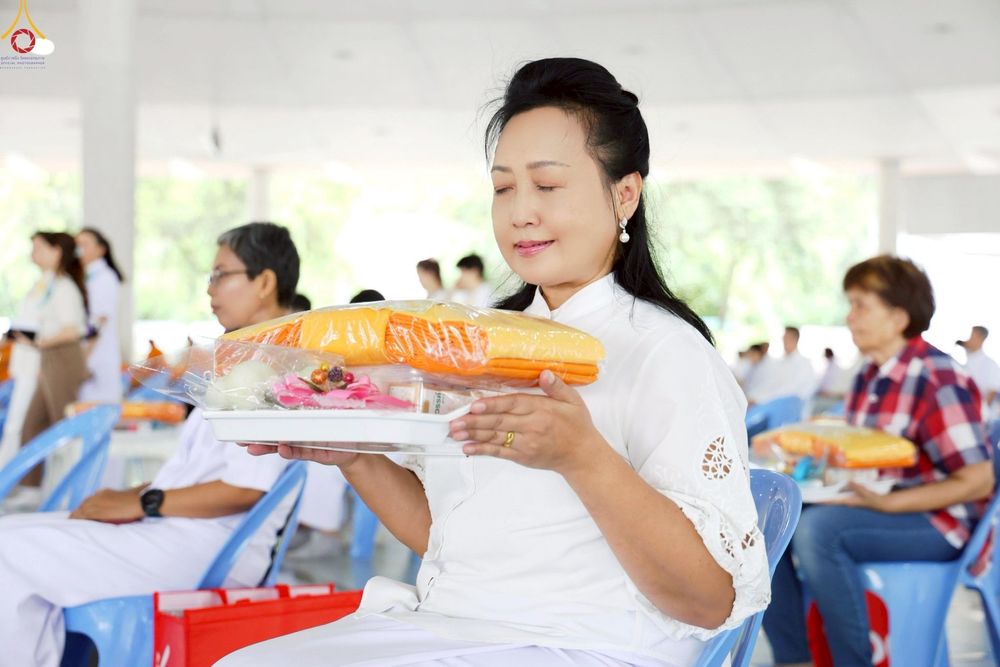 ภาพ No.248531:วันที่ 27 กันยายน พ.ศ. 2568 พิธีถวายเมนูสวรรค์เพื่อการบรรลุธรรม ณ หอฉันคุณยายอาจารย์ฯ วัดพระธรรมกาย