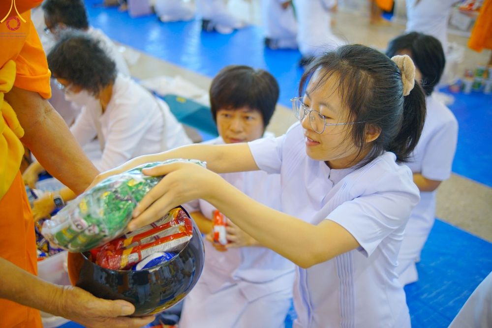 ภาพ No.89455:พิธีตักบาตร ข้าวสารอาหารแห้ง พิธีบูชาข้าวพระ และพิธีจุดเทียนใจ ไฟนิรันดร์  อนันตชัย ณ สภาธรรมกายสากล วัดพระธรรมกาย วันอาทิตย์ที่ 1 ตุลาคม พ.ศ. 2566