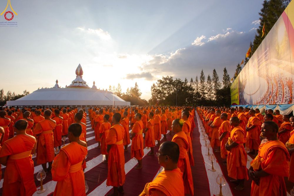 ภาพ No.192651:พิธีจุดประทีปถวายเป็นพุทธบูชา และบูชาธรรมมหาปูชนียาจารย์ ณ อนุสรณ์สถานคลองบางนางแท่น อ.สามพราน จ.นครปฐม ในโครงการธรรมยาตรา กตัญญูบูชา มหาปูชนียาจารย์ พระมงคลเทพมุนี(สด จนฺทสโร) พระผู้ปราบมาร อนุสรณ์สถาน 7 แห่ง ปีที่ 13 วันที่ 10 มกราคม พ.ศ. 2568