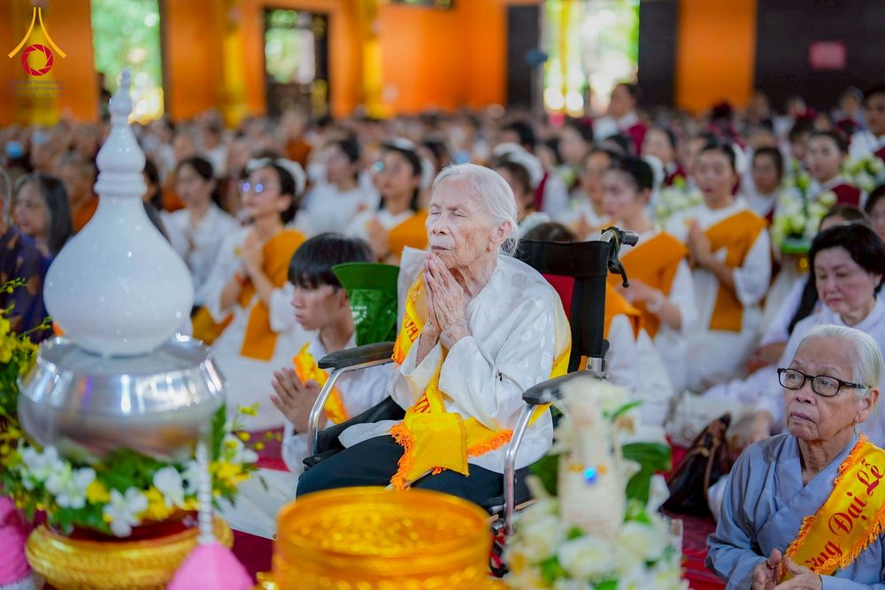 ภาพ No.274118:วันที่ 23 พฤศจิกายน พ.ศ. 2568 ประธานมูลนิธิธรรมกาย ถวายปัจจัยสมทบกฐินแด่ วัดเทียนเวียนเฟื้อกเซิน ศูนย์วิปัสสนาที่มีชื่อเสียง มากกว่า 50 ปีในเวียดนาม