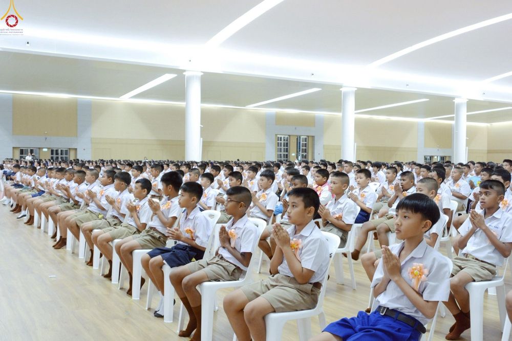 ภาพ No.245924:วันเสาร์ที่ 13 กันยายน พ.ศ. 2568 พิธีมอบผ้าไตรประธานกฐินสัมฤทธิ์เด็กดี V-Star ณ สภาธรรมกายสากล วัดพระธรรมกาย