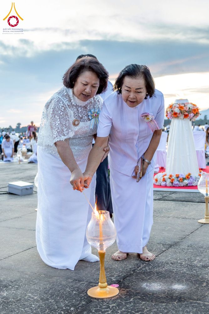 ภาพ No.250456:วันอังคารที่ 7 ตุลาคม พ.ศ. 2568 พิธีจุดประทีปบูชาพระรัตนตรัย ณ ลานธรรมปทุมรัตน์ธรรมเจดีย์ พุทธอุทยานนานาชาติ อ.โพนพิสัย จ.หนองคาย