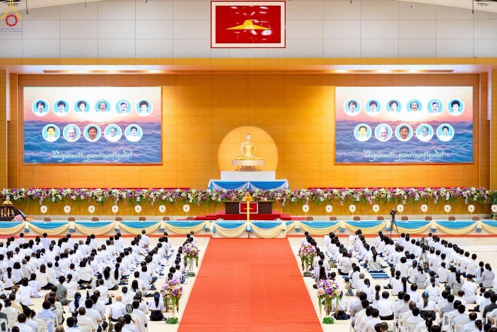ภาพ No.233777:วันเสาร์ที่ 19 กรกฎาคม พ.ศ.2568 วันมหารำลึก ครั้งที่ 35 พิธีรำลึกถึงนักสร้างบารมี , พิธีสวดพระพุทธมนต์ , พิธีทอดผ้าบังสกุลและถวายไทยธรรม วัดพระธรรมกาย