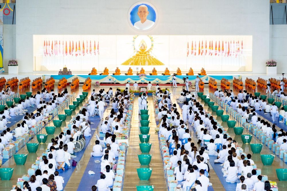 ภาพ No.240405:วันพุธที่ 27 สิงหาคม พ.ศ. 2568 พิธีตักบาตร ในวันธรรมชัย ณ วัดพระธรรมกาย จ.ปทุมธานี