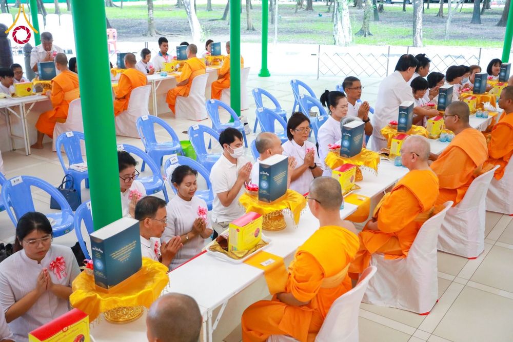 ภาพ No.159103:พิธีทอดผ้าป่าถวายทุนการศึกษาพระภิกษุสามเณรทั่วโลก และ พิธีถวายสังฆทานหนังสือพระไตรปิฏก 80 วัด บูชาธรรม 80 ปี หลวงพ่อธัมมชโย วันเสาร์ที่ 21 กันยายน พ.ศ. 2567 ณ โบสถ์พระไตรปิฏก วัดพระธรรมกาย