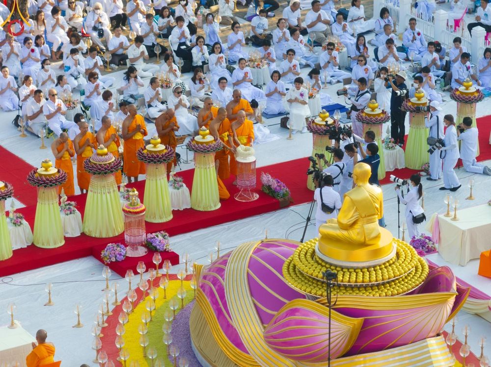 ภาพ No.197154:พิธีจุดประทีปถวายเป็นพุทธบูชา และบูชาธรรมมหาปูชนียาจารย์ ณ วัดโบสถ์(บน) ตำบลบางคูเวียง อำเภอบางกรวย จังหวัดนนทบุรี ในโครงการธรรมยาตรา กตัญญูบูชา มหาปูชนียาจารย์ พระมงคลเทพมุนี(สด จนฺทสโร) พระผู้ปราบมาร อนุสรณ์สถาน 7 แห่ง ปีที่ 13 วันที่ 18 มกราคม พ.ศ. 25