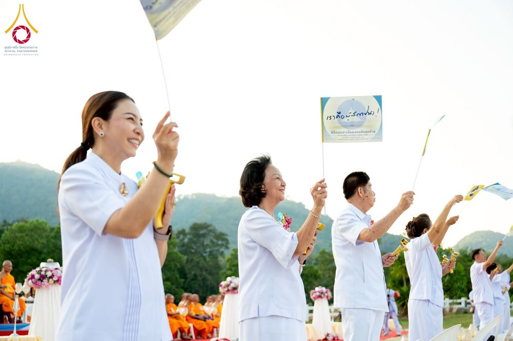 ภาพ No.275093:วันอาทิตย์ที่ 30 พฤศจิกายน พ.ศ. 2568 พิธีตอกเสาเข็ม "สร้างองค์พระเจดีย์เพื่อสร้างสันติภาพโลก" ต้นสุดท้าย ณ ศูนย์ปฏิบัติธรรมระยอง (บ้านช่องลม)