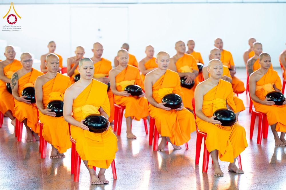 ภาพ No.256777:วันที่ 5 ตุลาคม พ.ศ. 2568 พิธีตักบาตร ข้าวสารอาหารแห้ง ณ บ้านแก้วเรือนทองคุณยายฯ สภาธรรมกายสากล วัดพระธรรมกาย