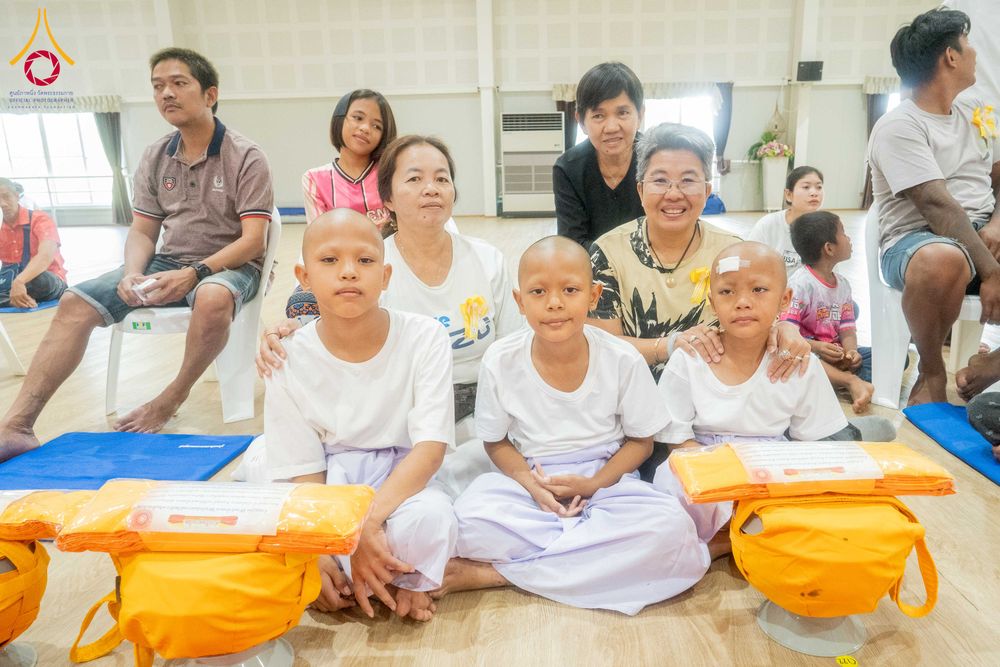 ภาพ No.318679:วันที่ 29 มีนาคม พ.ศ. 2569 พิธีเวียนประทักษิณ มอบผ้าไตร บรรพชาสามเณร  ณ ศูนย์อบรมเยาวชนกาญบุรี