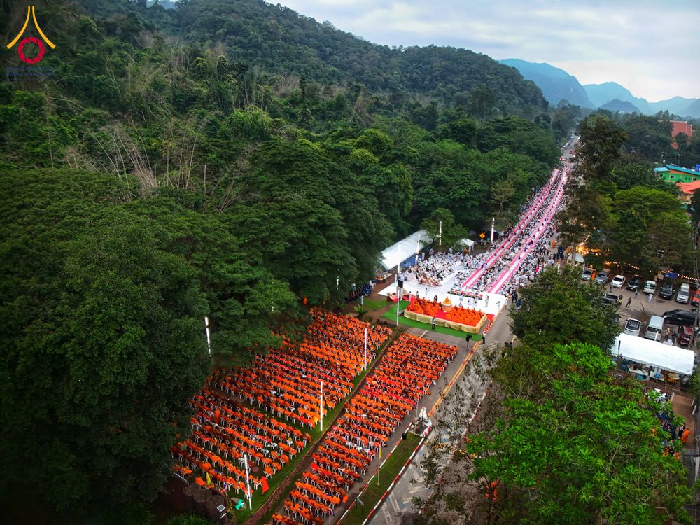 ภาพ No.285905:วันเสาร์ที่ 13 ธันวาคม พ.ศ.2568 พิธีตักบาตรพระภิกษุสามเณร 1,000 รูป ณ บริเวณหน้าอุทยานแห่งชาติเขาใหญ่ อำเภอปากช่อง จ.นครราชสีมา