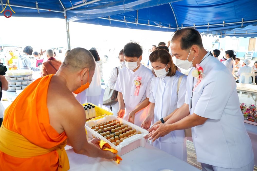 ภาพ No.74014:พิธีถวายภัตตาหารเป็นสังฆทาน แด่คณะพระธรรมยาตราฯ ในโครงการธรรมยาตรากตัญญูบูชา มหาปูชนียาจารย์ พระมงคลเทพมุนี(สด จนฺทสโร) พระผู้ปราบมาร อนุสรณ์สถาน 7 แห่ง ปีที่ 11 วันที่ 24 มกราคม พ.ศ. 2566