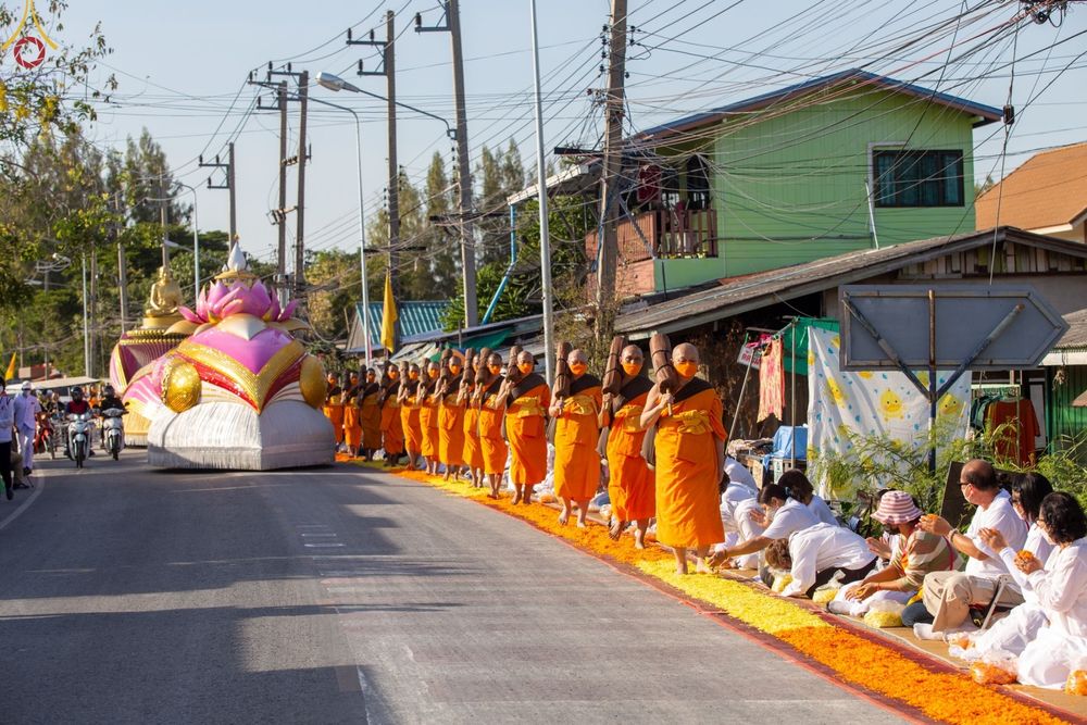 ภาพ No.70690:พิธีต้อนรับพระธรรมยาตรา ในโครงการธรรมยาตรากตัญญูบูชา มหาปูชนียาจารย์ พระมงคลเทพมุนี(สด จนฺทสโร) พระผู้ปราบมาร อนุสรณ์สถาน 7 แห่ง ปีที่ 11 วันที่ 14 มกราคม พ.ศ. 2566 ณ อนุสรณ์สถานลำดับที่ 3 สถานที่เกิดในเพศสมณะ วัดสองพี่น้อง อ.สองพี่น้อง จ.สุพรรณบุรี