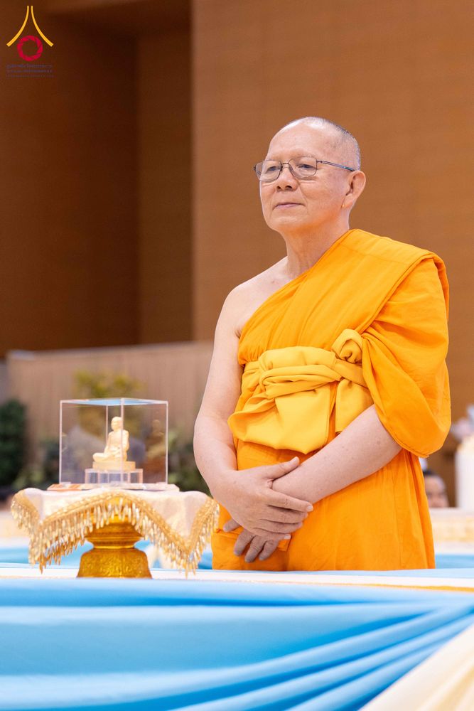 ภาพ No.338000:วันอาทิตย์ต้นเดือน 5 กรกฎาคม พ.ศ.2569 สัมมนาพิเศษ พิธีมอบพระของขวัญ ณ ห้องแก้วสารพัด1 วัดพระธรรมกาย