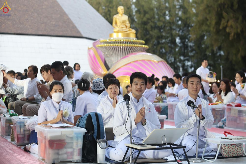 ภาพ No.300645:ภาพเบื้องหลังอาสาสมัครรวมใจ ชุดที่ 3 ในโครงการธรรมยาตรา กตัญญูบูชา มหาปูชนียาจารย์ พระมงคลเทพมุนี(สด จนฺทสโร) พระผู้ปราบมาร อนุสรณ์สถาน 7 แห่ง ปีที่ 14