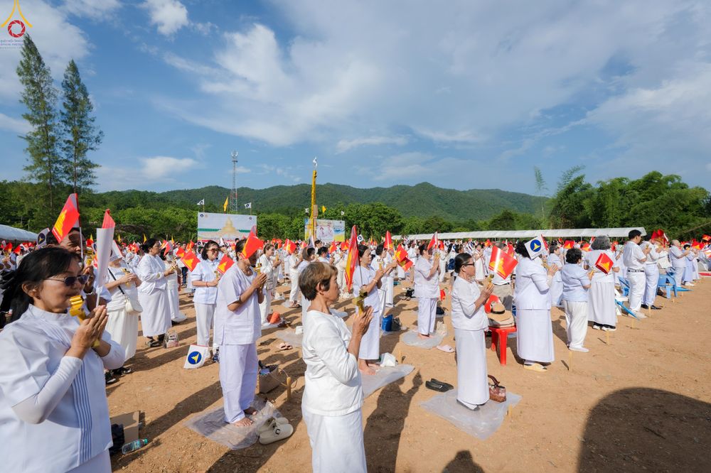 ภาพ No.331690:วันพุธที่ ๓ มิถุนายน พ.ศ.๒๕๖๙ พิธีทอดผ้าป่า ปฏิบัติธรรมกลั่นแผ่นดิน พิธีโปรยรัตนชาติ  และ พิธีตอกเสาเข็ม มงคลต้นแรก สถาปนา "องค์พระเจดีย์เพื่อสร้างสันติภาพโลก"  องค์แรก ครั้งแรกของลำปาง ประตูสู่ภาคเหนือ  ณ ศูนย์ปฏิบัติธรรมเถินเทิดธรรม อ.เถิน จ.ลำปาง