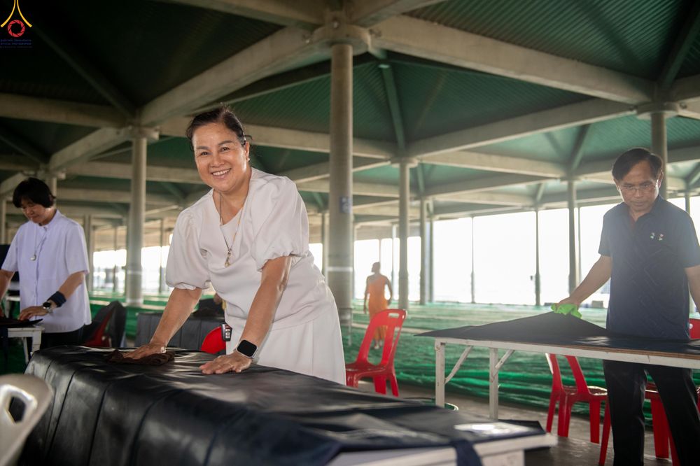 ภาพ No.322393:วันที่ 16 เมษายน พ.ศ.2569 การจัดเตรียมเบาะรองนอน เช็ดทำความสะอาด  เพื่องานถวายมหาสังฆทาน 40,000 กว่าวัดทั่วประเทศ วันคุ้มครองโลก 22 เมษายน พ.ศ.2569 วัดพระธรรมกาย