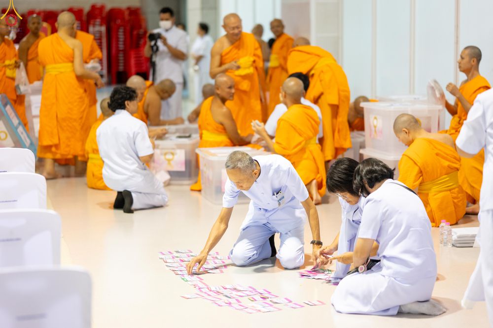 ภาพ No.311678:วันอาทิตย์ต้นเดือนที่ 1 มีนาคม พ.ศ.2569 สัมมนาพิเศษ พิธีมอบรูปหล่อโลหะหลวงปู่วัดปากน้ำ พระมงคลเทพมุนี พิธีมุทิตาสักการะในโอกาสพระครูปลัดรัตนวีรวัฒน์(รังสฤษดิ์ อิทธิจินฺตโก) เจ้าอาวาสวัดพระธรรมกาย  ดำรงตำแหน่งเป็น “ที่ปรึกษาเจ้าคณะจังหวัดปทุมธานี”  ณ ห้อง