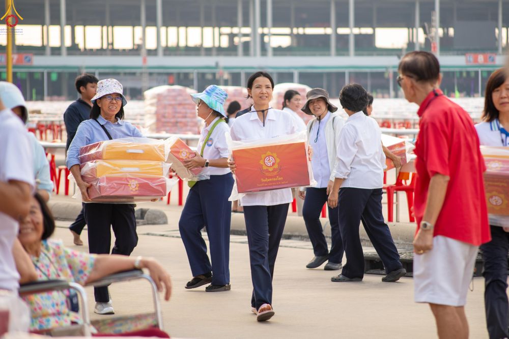 ภาพ No.322581:วันที่ 17 เมษายน พ.ศ.2569 การเรียงกล่องไทยธรรม เรียงน้ำดื่ม เรียงร่ม ณ ลานธรรมพระมหาธรรมกายเจดีย์ เพื่องานถวายมหาสังฆทาน 40,000 กว่าวัดทั่วประเทศ วันคุ้มครองโลก 22 เมษายน พ.ศ.2569 วัดพระธรรมกาย