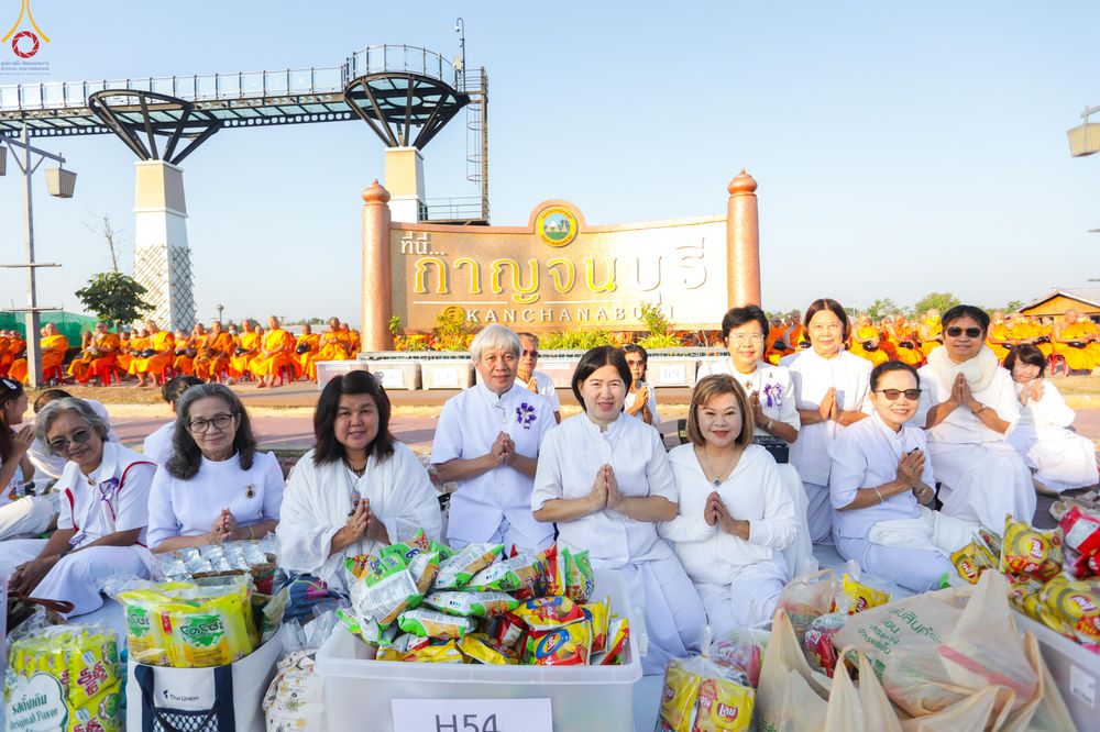 ภาพ No.284168:วันเสาร์ที่ 20 ธันวาคม พ.ศ.2568  พิธีตักบาตรพระ 10,000 รูป เนื่องในโอกาส 194 ปี จังหวัดกาญจนบุรี และอุทิศส่วนกุศลให้แด่บรรพชนทั้งหลาย บริเวณถนนสองแคว (Skywalk) เมืองกาญจนบุรี