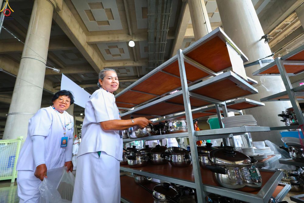 ภาพ No.323723:วันที่ 22 เมษายน พ.ศ.2569(วันคุ้มครองโลก) งานถวายมหาสังฆทาน 40,000 กว่าวัดทั่วประเทศ คณะสงฆ์ฉันภัตตาหารเพล