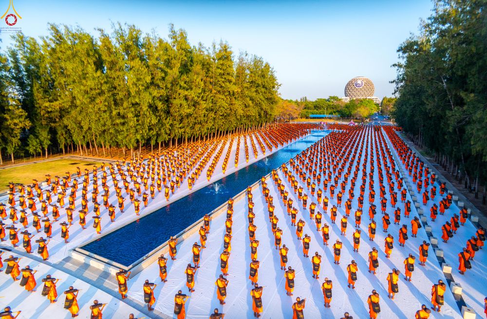 ภาพ No.281630:วันที่ 24 ธันวาคม พ.ศ.2568 พระธรรมยาตรา ปฏิบัติธรรม และถ่ายภาพหมู่ประวัติศาสตร์ ณ ลานหน้ามหาวิหารพระมงคลเทพมุนีฯ วัดพระธรรมกาย