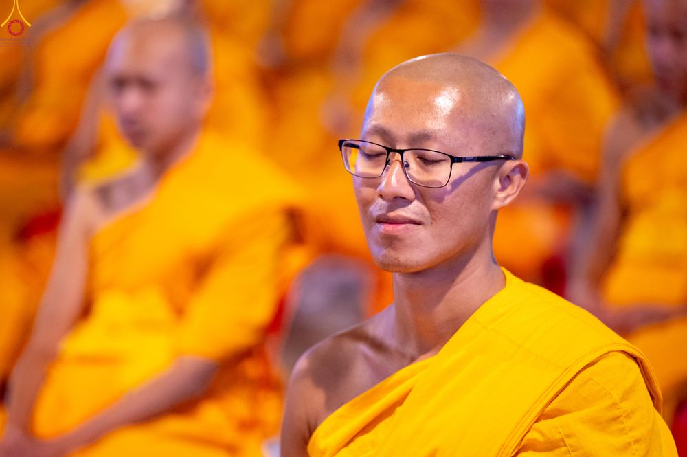 ภาพ No.280383:วันที่ 31 ธันวาคม พ.ศ.2568 -วันที่ 1 มกราคม พ.ศ.2569 พิธีฉลองชัยสวดมนต์บทธัมมจักกับปปวัตนสูตร ครบ 8,000,000,000 จบ , พิธีสวดมนต์ข้ามปี ณ วัดพระธรรมกาย