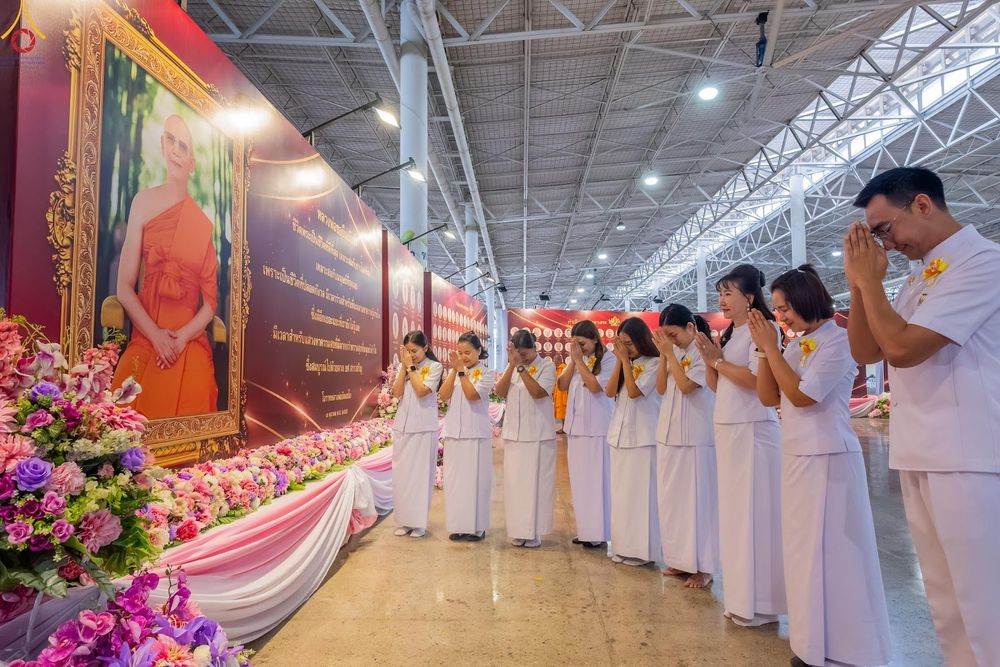 ภาพ No.345569:วันพฤหัสบดีที่ 27 สิงหาคม พ.ศ.2569 พิธีภาคสาย ปฏิบัติธรรมร่วมกัน เนื่องในวันธรรมชัย ณ สภาธรรมกายสากล วัดพระธรรมกาย
