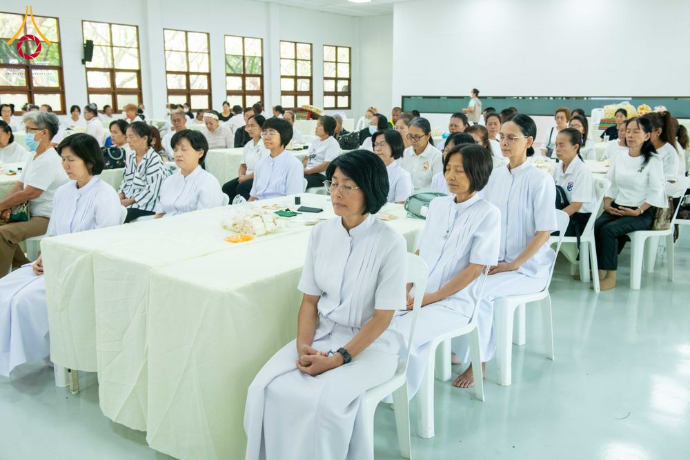 ภาพ No.327446:วันศุกร์ที่ 1 พฤษภาคม พ.ศ. 2569 รวมใจพสกนิกรชาวอำเภอคลองหลวง ประดิษฐ์ดอกไม้จันทน์ เพื่อใช้ในพิธีถวายดอกไม้จันทน์ในงานพระราชพิธีถวายพระเพลิงพระบรมศพ สมเด็จพระนางเจ้าสิริกิติ์ พระบรมราชินีนาถ พระบรมราชชนนีพันปีหลวง ณ วัดพระธรรมกาย