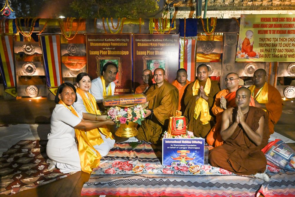 ภาพ No.284110:วันที่ ๔ พฤศจิกายน พุทธศักราช ๒๕๖๘ กฐินสมทบวัดต่างประเทศ โดยคณะศิษยานุศิษย์ บูชาธรรม 81 ปี หลวงพ่อธัมมชโย ณ วัดมหาโพธิ์ เมืองพุทธคยา ประเทศอินเดีย