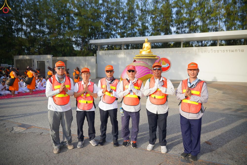 ภาพ No.296322:ภาพเบื้องหลังอาสาสมัครรวมใจ ชุดที่ 2 ในโครงการธรรมยาตรา กตัญญูบูชา มหาปูชนียาจารย์ พระมงคลเทพมุนี(สด จนฺทสโร) พระผู้ปราบมาร อนุสรณ์สถาน 7 แห่ง ปีที่ 14