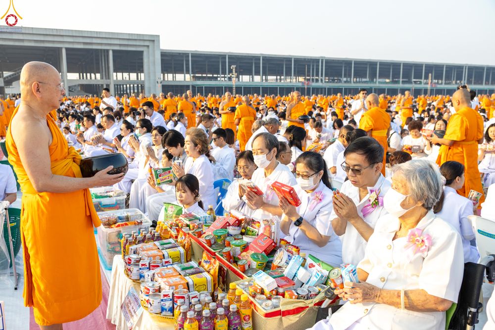 ภาพ No.279856:วันที่ 1 มกราคม พ.ศ.2569 พิธีตักบาตรในวันขึ้นปีใหม่ ณ ลานธรรม วัดพระธรรมกาย