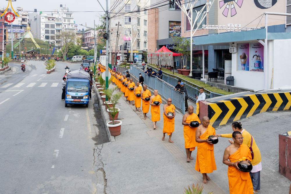 ภาพ No.317223:วันอังคารที่ 31 มีนาคม พ.ศ.2569 จาริกบิณฑบาตแห่งศรัทธา จากวัดอเชศวรสู่สี่แยกปาตันและวัดศรี ประเทศเนปาล