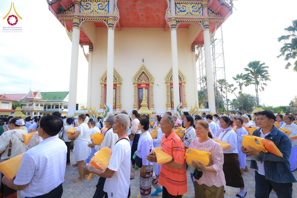 ภาพ No.278579:วันอาทิตย์ที่ 14 ธันวาคม พ.ศ.2568  พิธีเวียนประทักษิณ พิธีวันทาสีมาพระประธาน โครงการบวชบูชาธรรมมหาปูชนียาจารย์ ของศูนย์ปฏิบัติธรรมบุรีรัมย์ ณ วัดกลาง พระอารามหลวง จังหวัดบุรีรัมย์