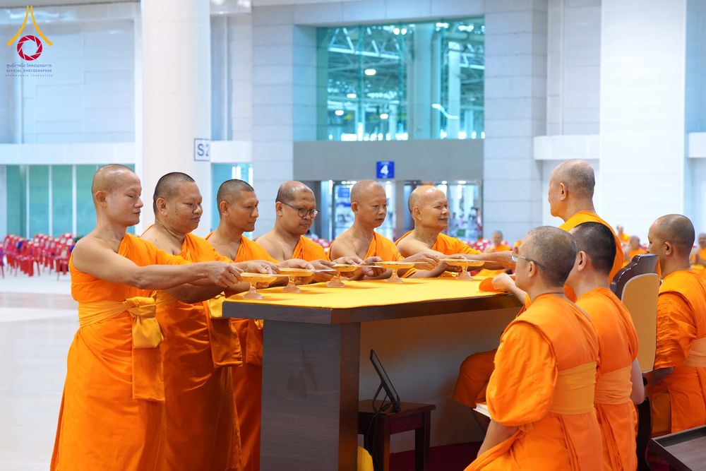 ภาพ No.284825:วันอาทิตย์ที่ 14 ธันวาคม พ.ศ.2568  พิธีปฏิบัติธรรม พิธีถวายภัตตาหารเป็นสังฆทาน พิธีมอบต้นสมบัติจักรพรรดิ ถวายแด่เจ้าอาวาสและประธานสงฆ์ 236 ศูนย์ส่งเสริมศีลธรรมทั่วโลก ณ สภาธรรมกายสากล วัดพระธรรมกาย