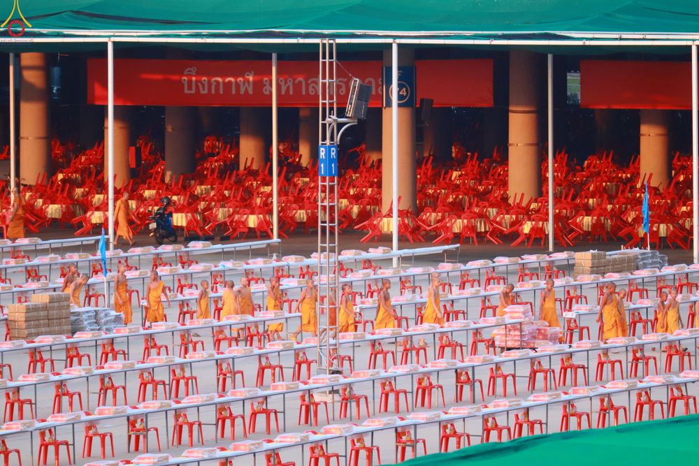 ภาพ No.322659:วันที่ 17 เมษายน พ.ศ.2569 การเรียงกล่องไทยธรรม เรียงน้ำดื่ม เรียงร่ม ณ ลานธรรมพระมหาธรรมกายเจดีย์ เพื่องานถวายมหาสังฆทาน 40,000 กว่าวัดทั่วประเทศ วันคุ้มครองโลก 22 เมษายน พ.ศ.2569 วัดพระธรรมกาย