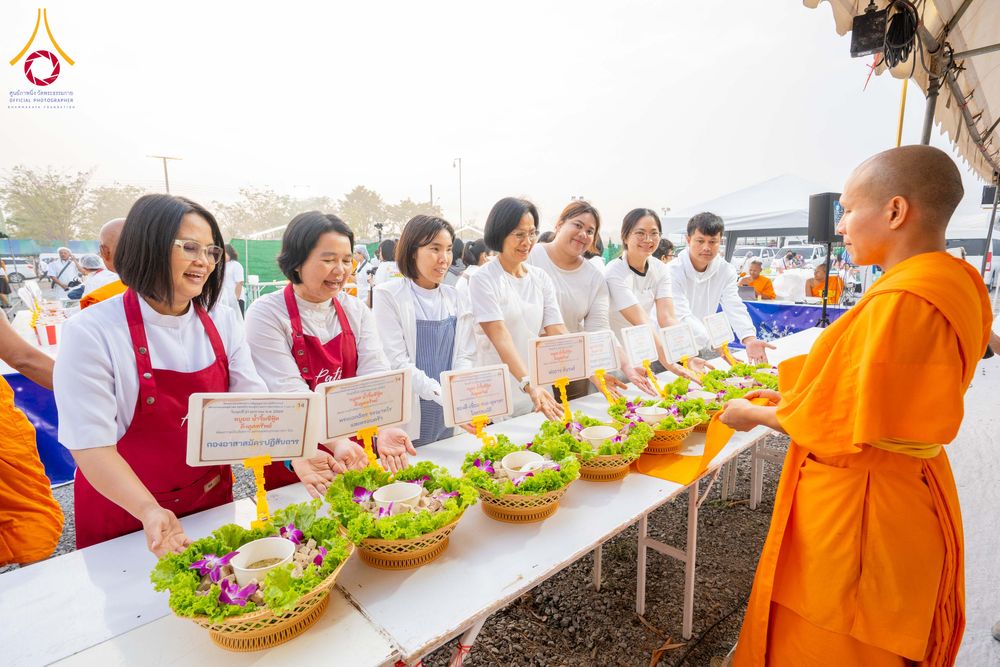 ภาพ No.299211:วันที่ 21 มกราคม พ.ศ. 2569 พิธีถวายภัตตาหารเป็นสังฆทาน แด่พระธรรมยาตรา ณ อนุสรณ์สถานบางปลา วัดบางปลา อำเภอบางเลน จังหวัดนครปฐม ในโครงการธรรมยาตรา กตัญญูบูชา มหาปูชนียาจารย์ พระมงคลเทพมุนี(สด จนฺทสโร) พระผู้ปราบมาร อนุสรณ์สถาน 7 แห่ง ปีที่ 14