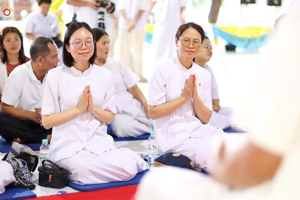 ภาพ No.338368:วันอาทิตย์ที่ 5 กรกฎาคม พศ.2569 พิธีตัดปอยผมธรรมทายาทนานาชาติ IDOP รุ่นที่ 21 จากประเทศจีน มาเลเซีย สิงคโปร์ และไต้หวัน ณ โถงช้าง วัดพระธรรมกาย