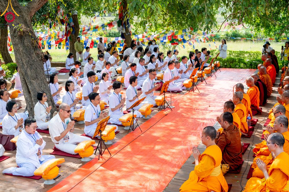 ภาพ No.314172:วันจันทร์ที่ 16 มีนาคม พ.ศ. 2569 พิธีถวายบาตรอัฐบริขาร และพิธีขอนิสัยแก่สามเณรธรรมทายาท 500 รูป ณ วิหารมายาเทวี ประเทศเนปาล